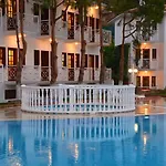 Hotel White